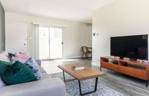 Brentwood 1BR w Pool nr UCLA Whole Foods LAX-253 - Photo 2