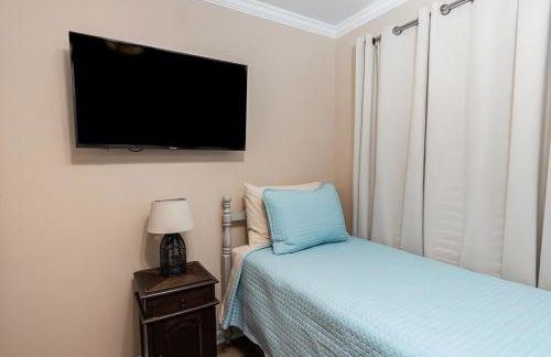 3-Bedroom Home with King Bed, Smart TVs & Fenced Yard - Foto 21