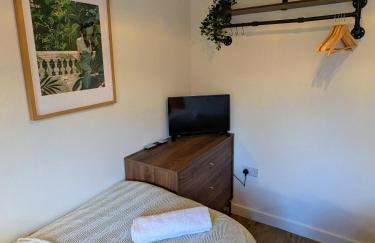 CHERRYTREES 5 Bed House, Sleeps 10, 3 Bathrooms, Parking, Ideal for Groups and Work Stays - Foto 38