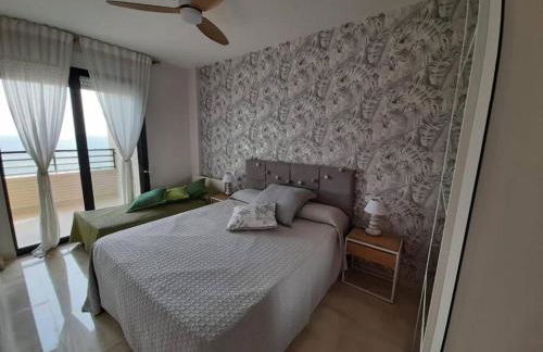 Top-Floor Beachfront Apartment with Parking, Pool, & Spacious Sea-View Balcony - Photo 4