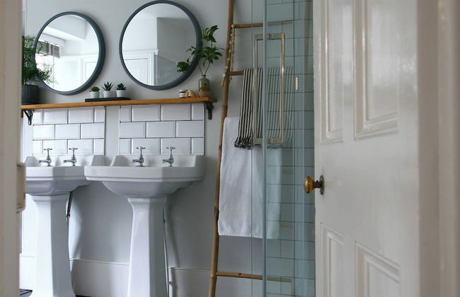 Beautiful 6-bed - Sleeps 12 - Stunning Views - Photo 18