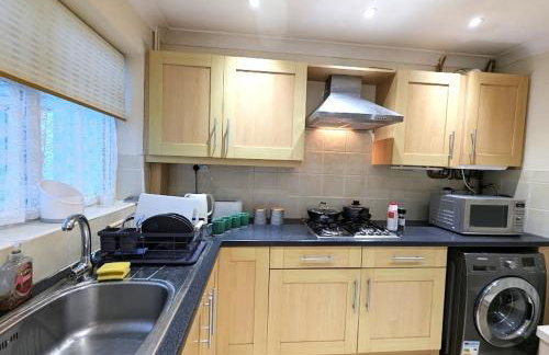 A cosy & stylish two-bed bungalow with garden & parking, close to a shopping centre, motorways and bus stops - Foto 18