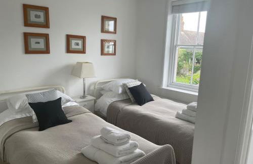 Elm Lodge charming with stunning coastal views! - Photo 13