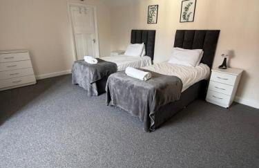 Large 4 Bedroom Sleeps 8, Spacious Apartment for Contractors and Holidays near Bedford Centre - 1 FREE PARKING SPACE & FREE WIFI - Foto 19