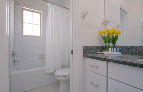 Modern Oasis! 3BR Townhouse in a Lagoon Community - Photo 2