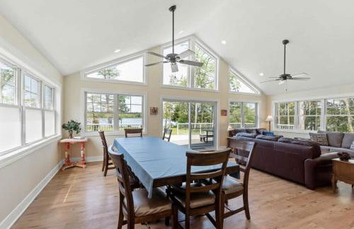 Expansive Lakefront Home with Private Dock - Foto 22