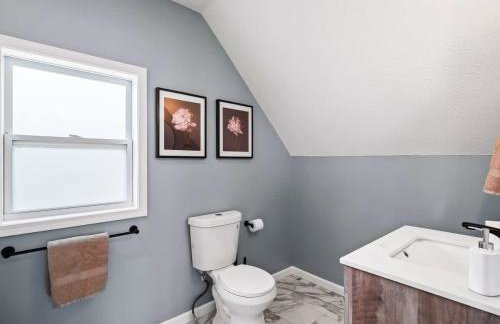 Hot Tub N64 Mins to Downtown Sleeps 8 - Foto 50