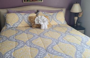 Spacious 2 en-suite BR, pool & spa retreat - Foto 10