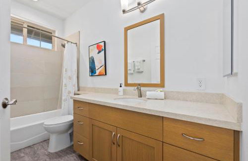 # Marbella Lane-Elegant 3BR Getaway with Superb Views - Foto 48