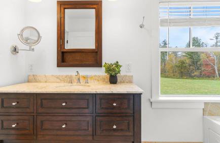 Modern Berkshires Farmhouse w Porch Fireplace Views Beaver Creek by AvantStay - Foto 26