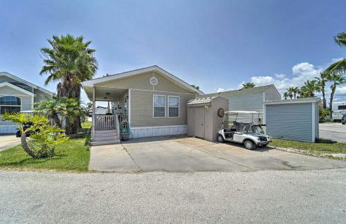 Deck and Pool Access Long Island Village Escape! - Foto 21