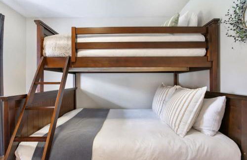 Colonial Cottage with Hot Tub & Sauna-Family Friendly - Photo 24