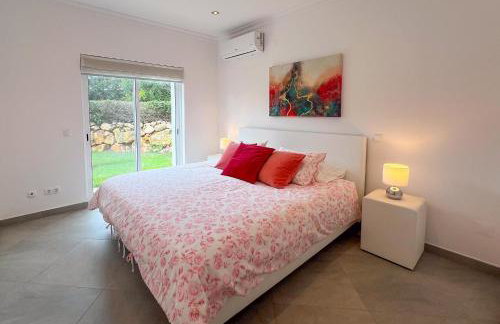 Beautiful 4-Bedroom Villa with Garden and Pool - Foto 20