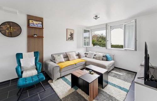 Chic house with a master suite, parking, terrace, and garden - Foto 2