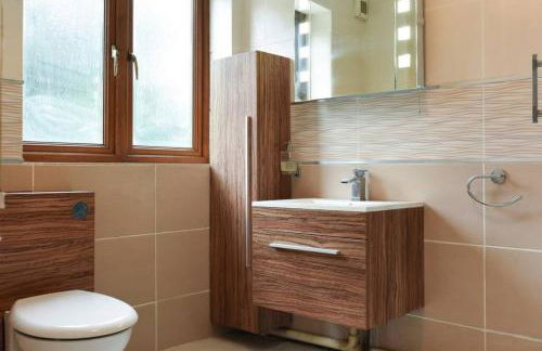 Air Maison - Large Family Home with Pool Table - Photo 37