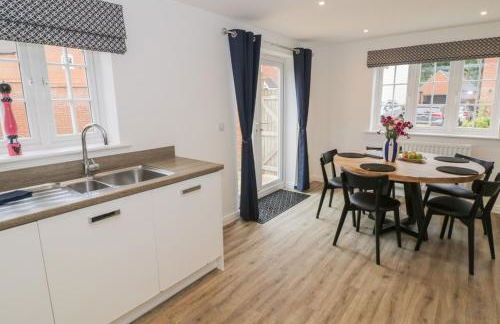 Silverstone Paddock Retreat - Photo 8