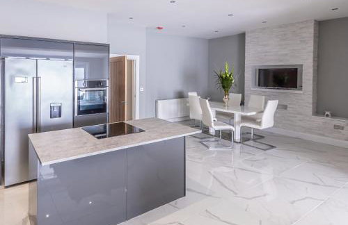 Beautiful Modern Open Plan Living With Hot Tub - Photo 9