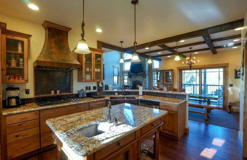 Scenic Mountain Cabin with Creekside Deck & Outdoor Fireplace near North Meadow Creek, Montana - Foto 14
