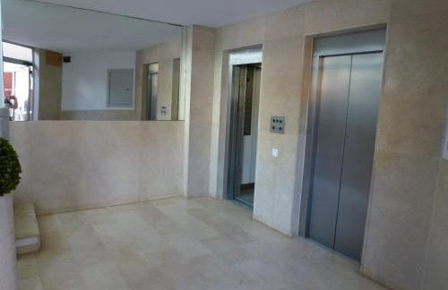 Espectacular terraza y vistas en 1a línea de playa - Foto 36