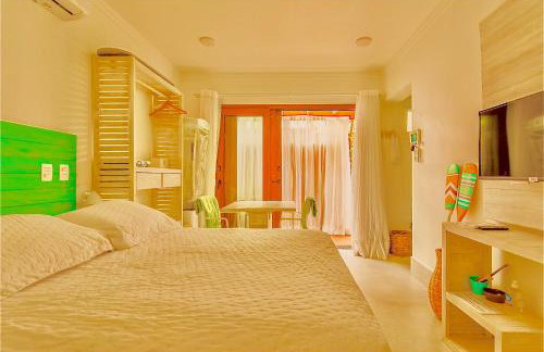 Casa d'Aroeira Residencial Boutique - Centro de Juqueí - Perto de Tudo - 2 quadras do Mar - Serviço de Praia - Roupa de Cama 600 fios algodão Egípcio - Tudo Novo - Estacionamento Interno - Cozinha - Consulte unidades com Ofurô Hidro e Cromoterapia - Foto 14