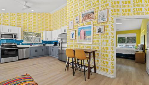 Sunshine House #1-Selfie-Friendly - Steps to Beach - Foto 5