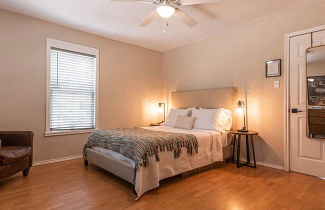 Escape to a Restored 1920s East Waco Bungalow - Foto 7