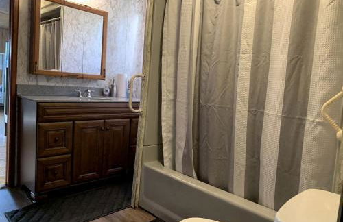 Embrace Nature in this Breathtaking Cottage in Portage Lake, Maine - Foto 27