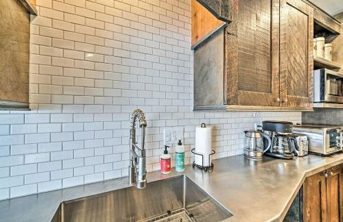 Rustic-Chic Apartment with Gas Grill 20 Mi to MSU! - Foto 9