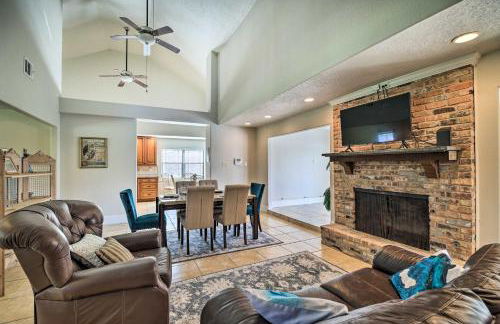 Spacious Seabrook Home with Patio 1 Mi to Beach! - Foto 11
