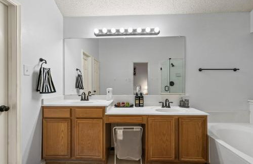 The Blue Door Oasis 4BR 2 BATH with 6 Beds Frisco with Arcade, Games, Office - Foto 33