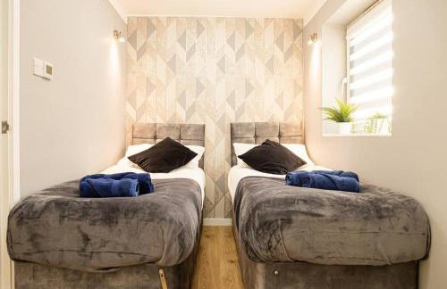 Detached 2 Bedroom House - 10 minute's walk to Town Centre - Free Parking, Fast Wifi and Smart TVs by Tejza Property - Photo 14