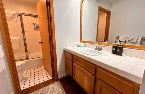 Snowcreek IV - Cozy Mammoth Ski Condo with Mtn Views and Hot Tub - Foto 29
