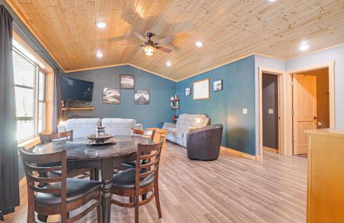 Northwoods Escape Lakeside Retreat with Deck - Foto 6