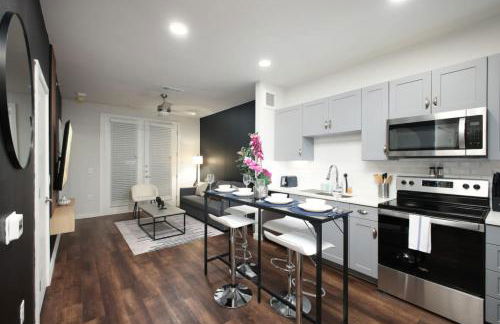 1BR Escape w Pool,Gym-Near Rvrwalk,Dome & Cnv Ctr - Foto 4