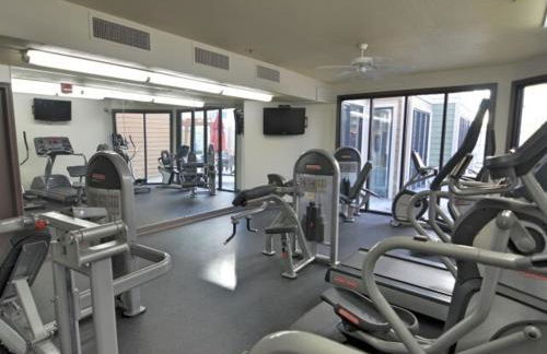 Contemporary 2BR2BA with Great Amenities - Foto 18