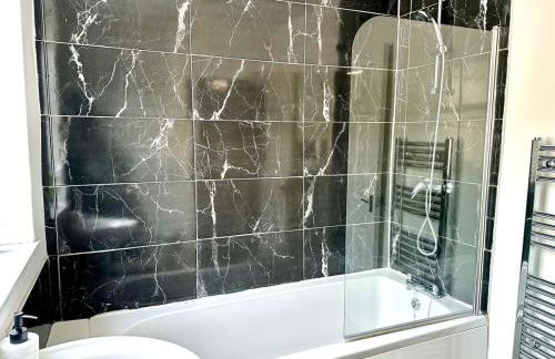 The Regent's Retreat - Modern 4-Bedroom Home - Photo 7