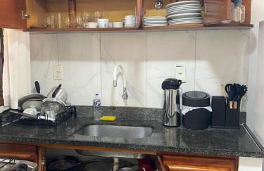 AP06 Espaçoso a 3 Minutos a Pé da Praia de Taperapuã, Acomoda até 8 Pessoas! - Foto 10