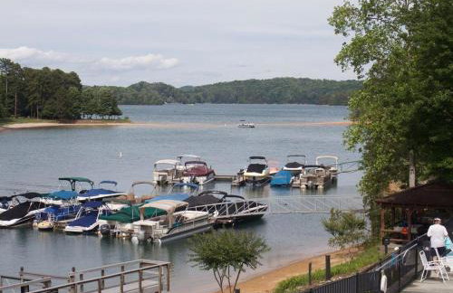 Lake front Keowee Condo with Balcony & Resort Amenities! 20 min to Clemson condo - Foto 53
