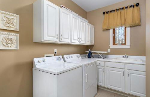 Fireside Retreat Hot Tub, Game Area, Fire Pit & Mountaintop Views! - Foto 21