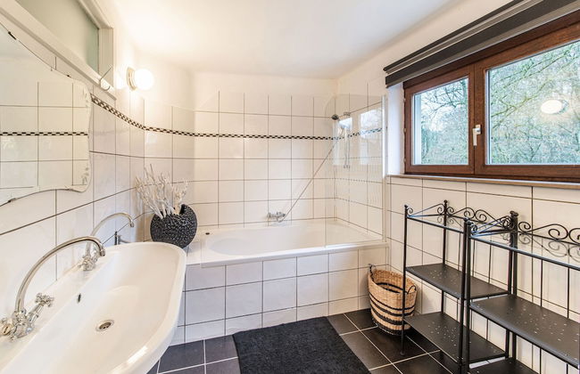 Beautiful Group House With Large Garden - Photo 30