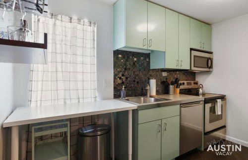 Chic Poolside Homebase Steps from South Congress - Foto 12