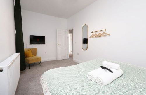 Modern 3 Bed - M4 ACCESS - Wi-Fi - Photo 59