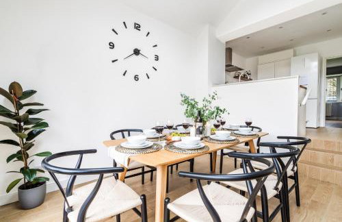 Cozy 3 Bedroom Terrace Cottage in Epsom - Photo 2