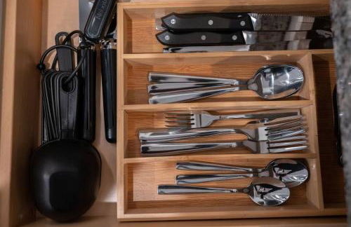 Prime OTR off Vine St, Lux Full Bed, Fast WiFi, Fully Equipped, 50in TV, Sleeps 4ppl - Foto 26