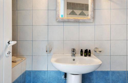 Maria in the castle Kea - Photo 17