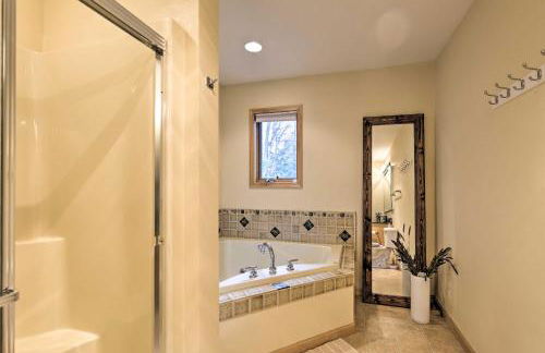 Cozy Dam Lake Escape with Dock, Yard and Water Access! - Foto 14