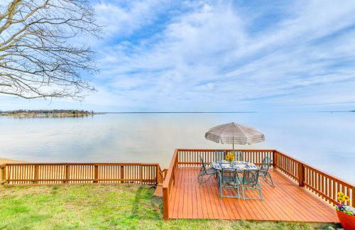 Riverfront Colonial Beach Home with Private Beach! - Foto 22