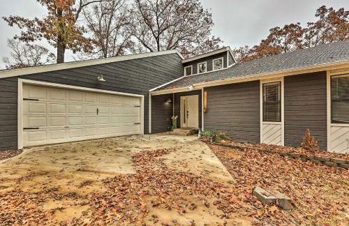 Lakefront Rogers Getaway with Hot Tub and Deck! - Foto 42