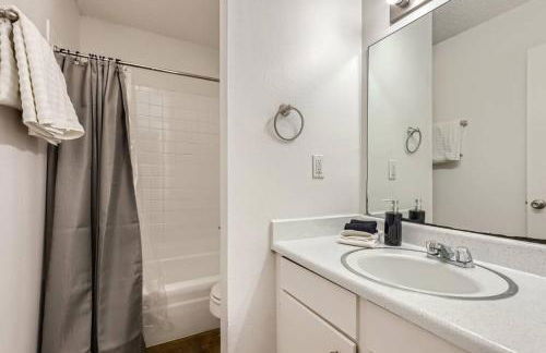 Your 2B Getaway - Walk Dtwn - Sleeps 6 - Pool and Prkg - Foto 10