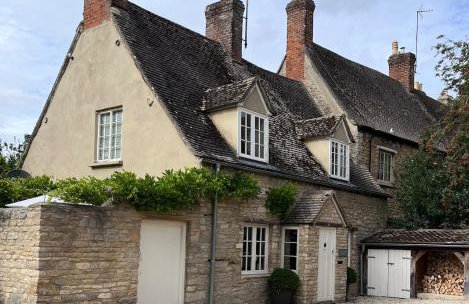 Cottage c1790, Superb central Witney, free parking - Photo 1